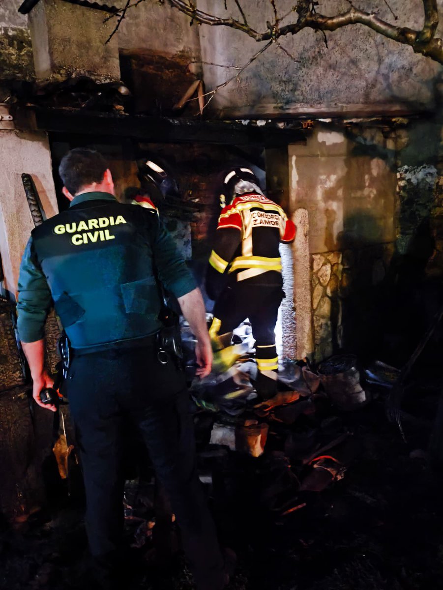 🚔 ¡Rápida intervención en Almeida de Sayago! Mientras prestaba servicio en la jornada electoral, la patrulla de Bermillo avistó una columna de humo.

Actuaron de inmediato: se desalojó a una vecina por seguridad y los agentes comenzaron a sofocar las llamas hasta la llegada del