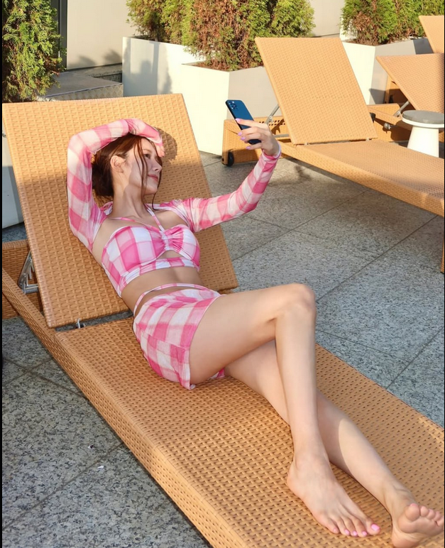 banjitex222's tweet photo. I love these quiet and peaceful moments. There's nothing to be sad about, you just need to let yourself shine🥰🌥️
#GoldenHour #SelfLove #Lifestyle #RelaxationTime https://t.co/63Dd8vnLGC