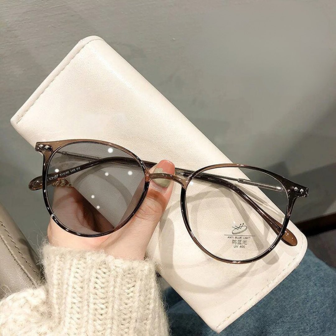MILK_Pon229's tweet photo. ちょっと待って。。外に出るとサングラスになる、このメガネ最強すぎる…。外ブルーライトをカットしてくれて、紫外線も99%カット、小顔見えもしてめっちゃ可愛い…。万能すぎてマジで神。 https://t.co/Z0F6PCuOxo