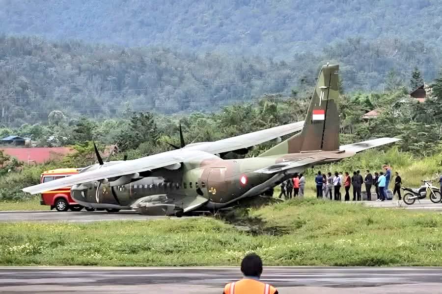 ivancp25's tweet image. #AccidenteAéreo de un #CASA #CN295M de la Fuerza Aérea de #Indonesia (TNI-AU) que se salió de la pista tras aterrizar en el Aeropuerto de #Oksibil (OKL/WAJO), Indonesia 🇮🇩. Tras aterrizar, reventó 1 neumático y colapsó tren de aterrizaje principal izquierdo. Sin heridos. 13-03-26