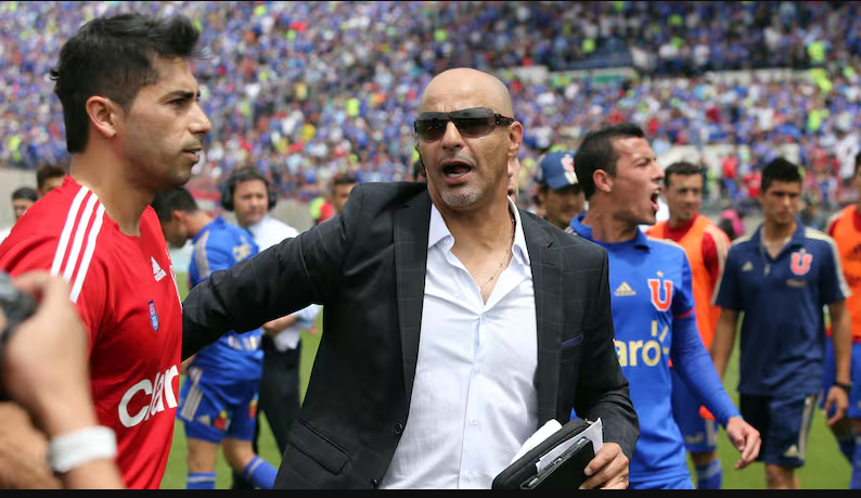 antiguaesportiv's tweet photo. #fantasmafiguera se quiere regresar a dirigir a la U de Chile y dejar a Comunicaciones según lo dijo a Bolavip. "me enamoré de la barra y del hincha porque llena los estadios" eso dijo en la entrevista
Lee: https://t.co/5EgeosaiYp
@estugarc_eu 
Foto: Martin Thomas/Photosport https://t.co/Rs4iWpZum3