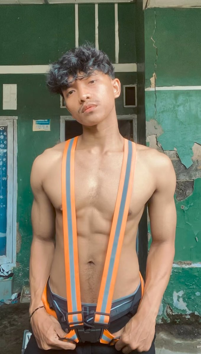 Shirtless Boy ID tweet media