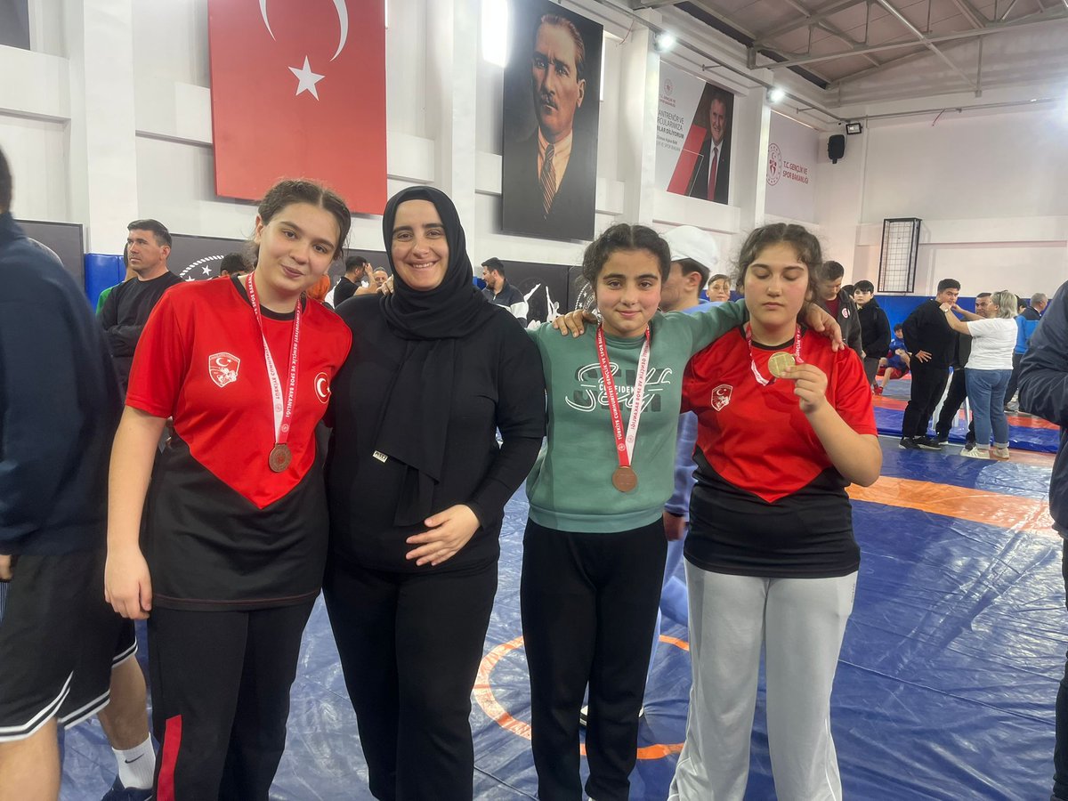 TGF U - 15 #Kadınlar Serbest Güreş İL Birinciliğinde; 
Serik Gençlik ve Spor İlçe Müdürlüğü sporcumuz  Esma Beren Yıkılmaz 
58 kg Antalya 3. sü oldu.
#Türkiye Şampiyonasına katılma hakkı kazandı.
Sporcumuzu  ve antrenörümüz <a href="/klc_tub/">Tuğba Kılıç</a> tebrik ediyorum.

<a href="/kemalcelik007/">Kemal ÇELİK</a>
<a href="/drcemalsahin/">Cemal SAHIN</a>