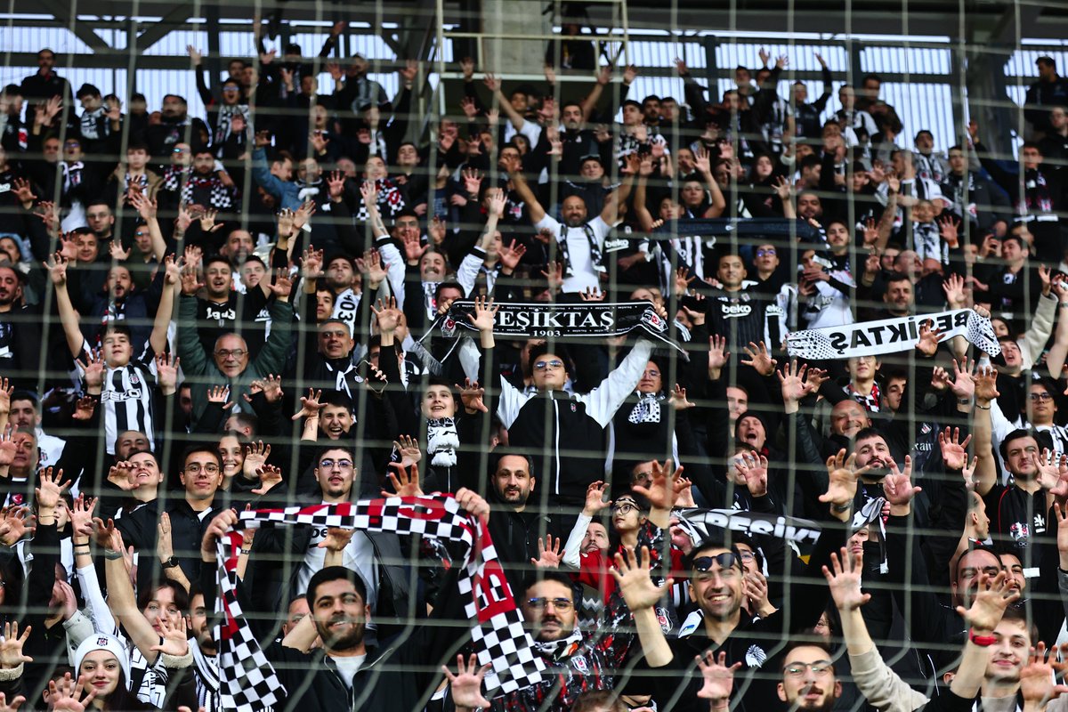 Best fans in the world. Always with us… 🖤🤍