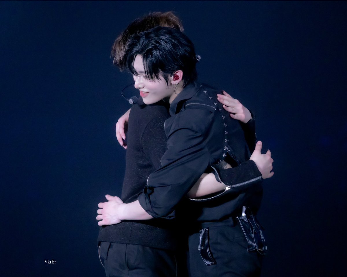 riraeist's tweet photo. rirae’s first and last hug https://t.co/y9RFU4KTRK