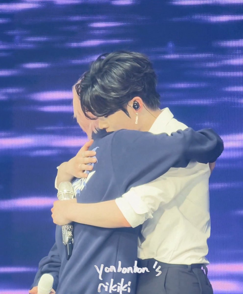 riraeist's tweet photo. rirae’s first and last hug https://t.co/y9RFU4KTRK