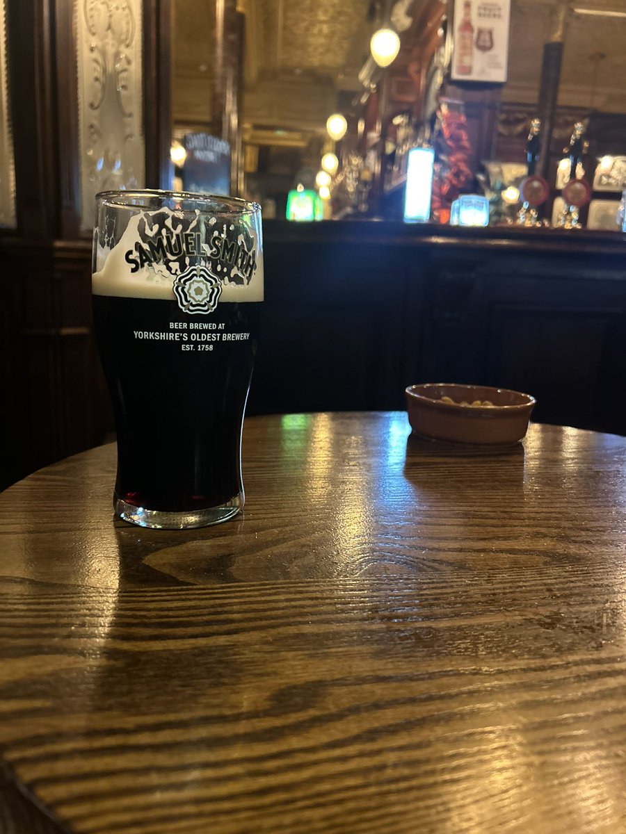 EmmittBreeding's tweet photo. Finally understood the beauty behind a solo pint. No words, no small talk, just alcohol and my thoughts. London at least does one thing right. #pint https://t.co/1b7V3rkyEZ