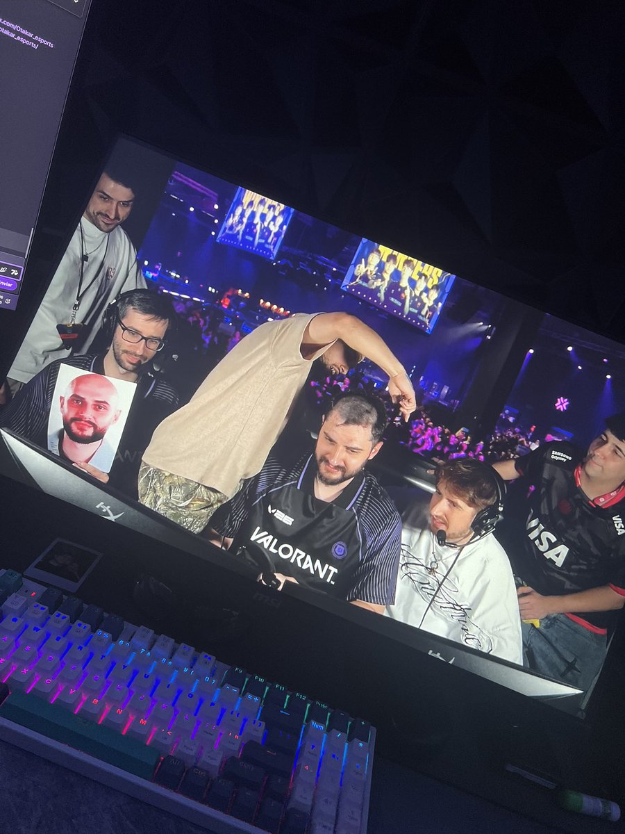 aleeeekj's tweet photo. MIXWELL SE QUEDA CALVO 🧑🏻‍🦲 https://t.co/AzeMGIeeTA
