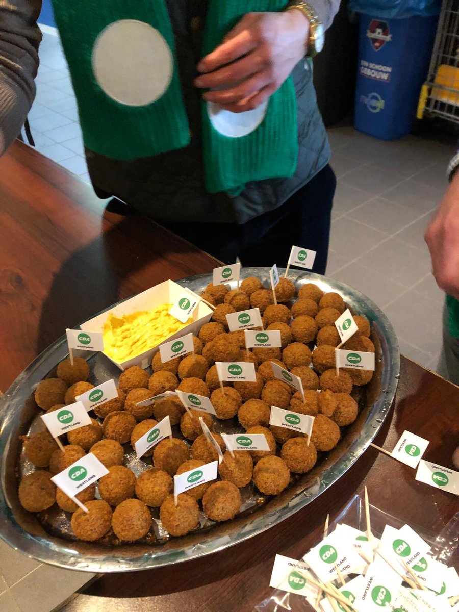 CDAWestland's tweet photo. 📸 Onze week in campagne #cdawestland 

1️⃣ Kevin Klinkspoor op onze eigen tuinbouwavond bij Rijk Zwaan🪴(foto: Thierry Schut)
2️⃣ Het Slotdebat van de WOS, met Kevin!
3️⃣ Een shot van de CDA Dorpentour in Kwintsheul…
4️⃣ … en met bitterballen bij FC ‘s-Gravenzande⚽️
#wldebat https://t.co/rtCqXqy2yA