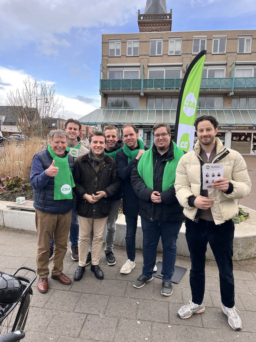 CDAWestland's tweet photo. 📸 Onze week in campagne #cdawestland 

1️⃣ Kevin Klinkspoor op onze eigen tuinbouwavond bij Rijk Zwaan🪴(foto: Thierry Schut)
2️⃣ Het Slotdebat van de WOS, met Kevin!
3️⃣ Een shot van de CDA Dorpentour in Kwintsheul…
4️⃣ … en met bitterballen bij FC ‘s-Gravenzande⚽️
#wldebat https://t.co/rtCqXqy2yA