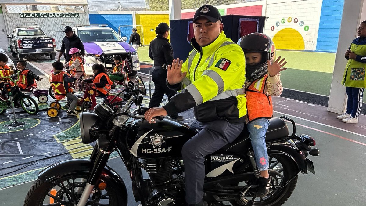JorgeAlbertoR_'s tweet photo. “Convive con tu Policía” es un espacio donde niñas, niños y familias pueden conocer de cerca a los elementos de seguridad y aprender sobre educación vial. 👮‍♂️🚦

A través de estas actividades buscamos fortalecer la cercanía entre la comunidad y quienes trabajan por la seguridad de Pachuca.

Si tú o algún familiar participaron, cuéntanos cómo fue su experiencia.👇

#PachucaSegura #CapitalDeLaTransformación