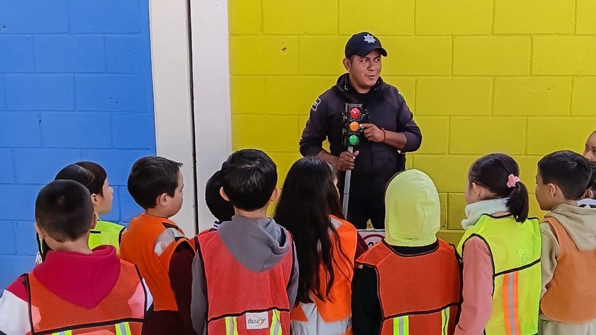 JorgeAlbertoR_'s tweet photo. “Convive con tu Policía” es un espacio donde niñas, niños y familias pueden conocer de cerca a los elementos de seguridad y aprender sobre educación vial. 👮‍♂️🚦

A través de estas actividades buscamos fortalecer la cercanía entre la comunidad y quienes trabajan por la seguridad de Pachuca.

Si tú o algún familiar participaron, cuéntanos cómo fue su experiencia.👇

#PachucaSegura #CapitalDeLaTransformación