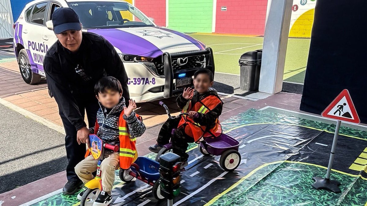 JorgeAlbertoR_'s tweet photo. “Convive con tu Policía” es un espacio donde niñas, niños y familias pueden conocer de cerca a los elementos de seguridad y aprender sobre educación vial. 👮‍♂️🚦

A través de estas actividades buscamos fortalecer la cercanía entre la comunidad y quienes trabajan por la seguridad de Pachuca.

Si tú o algún familiar participaron, cuéntanos cómo fue su experiencia.👇

#PachucaSegura #CapitalDeLaTransformación