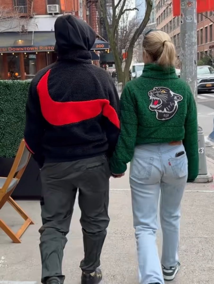 mi era sfuggito la chiave delle sue scarpe d&amp;g..... ero troppo persa nel video 😆😆😆😆😆