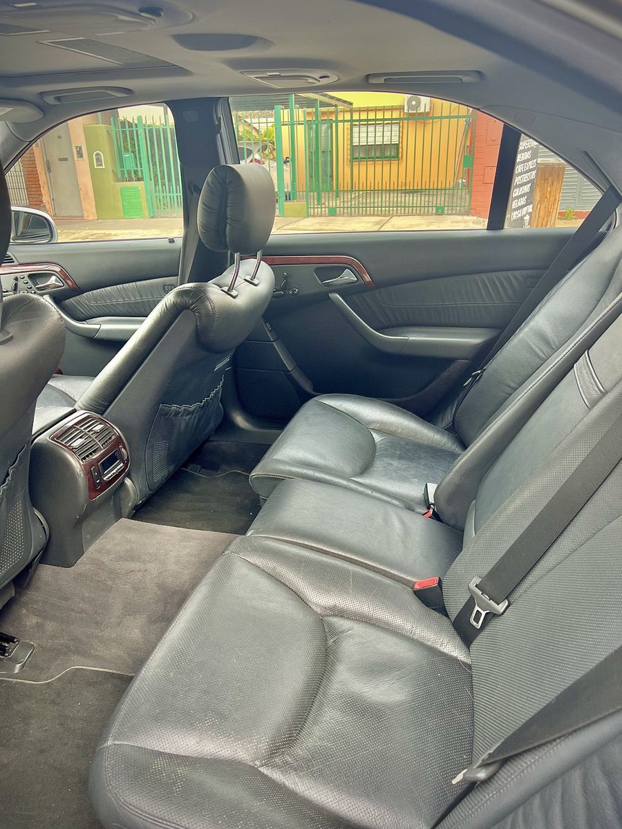 Varios me preguntaron, así que les cuento: tuve un Mercedes S500 L (W220) y fue una relación amor-odio. Rutear en él es como viajar en una alfombra mágica; acelera, frena y dobla un buque de 2 toneladas y más de 5 metros de largo como si fuese una gacela. Pero ojo: por más