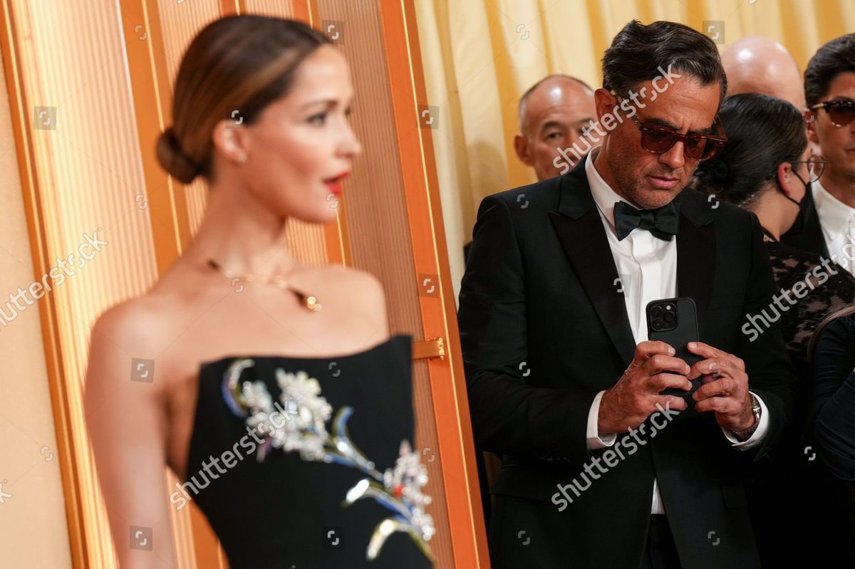 StarcoVision's tweet photo. Bobby Cannavale filming Rose Byrne on the red carpet 😭😭😭this is my royal couple #Oscars https://t.co/lMsRU38CNt