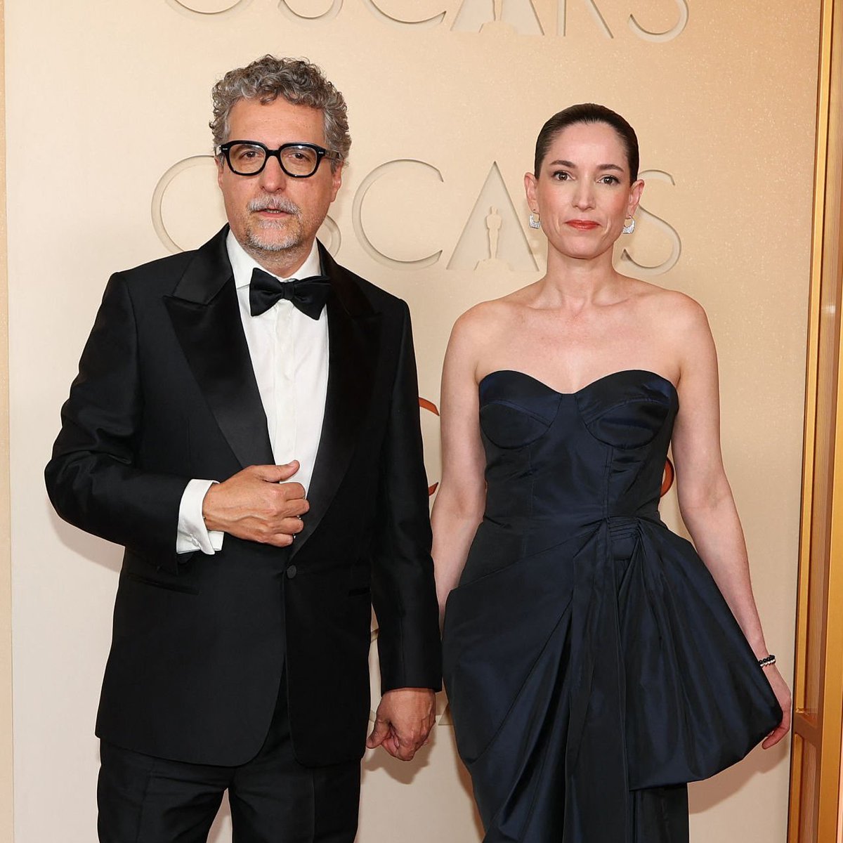 O CASAL SECRETO! Kleber Mendonca Filho e Emilie Lesclaux no tapete vermelho do Oscar 2026.

Eles são os responsáveis pelo filme 4x indicado ao Oscar, 'O Agente Secreto'. #Oscars