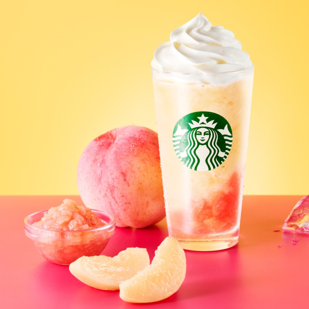 スターバックス新作「完熟白桃」フラペチーノ、フローズン白桃×ジューシー果肉の贅沢ドリンク

ベースや果肉変更などカスタマイズOK！“ピーチティー風”の味わいも - fashion-press.net/news/144401