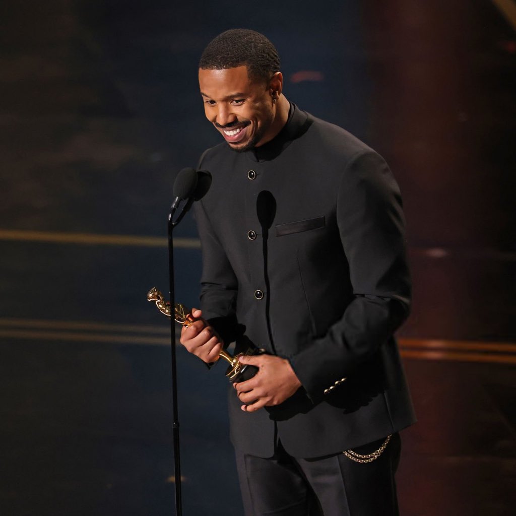 ccentralcine's tweet photo. Michael B. Jordan diferencia dois personagens em “Pecadores” com uma precisão impressionante. Só pela personalidade de cada um, você sabe exatamente quem está em cena.

Isso não é sorte ou acaso, é talento. Um talento que merecidamente foi reconhecido no Oscar. https://t.co/nRu3L03F6M