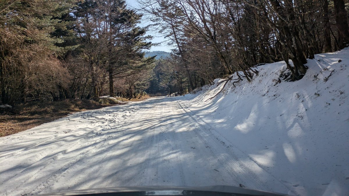 YFM_HEIPO's tweet photo. 今日も今日とて山登り⛰️
徳島の剣山へ登りましたが、山頂寒すぎてあまり滞在できずでした🥶
登山道までも雪が多く注意が必要ですね https://t.co/xhEWiHbx2P