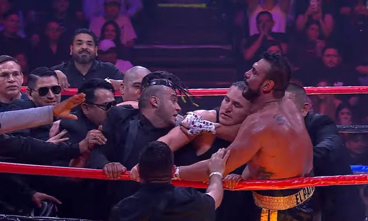 👉El público le grita ¡FUERA, FUERA! 

A Alberto, el Patrón por abandonar la pelea y desatar la batalla campal. Declararon ganador 
a Chuy Almada. 

#RingRoyale #chuyalmada #AlbertoElPatron #AlbertoDelRio #Mexico