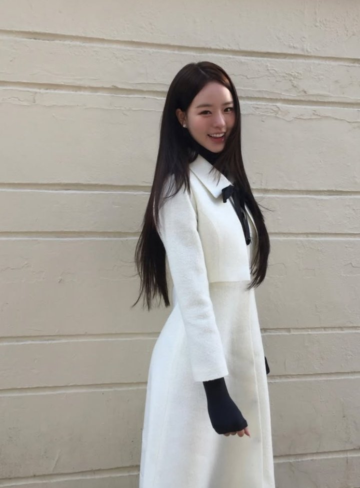 the agasshi vibe is too strong here omg mademoiselle heesun 😫😫♥️