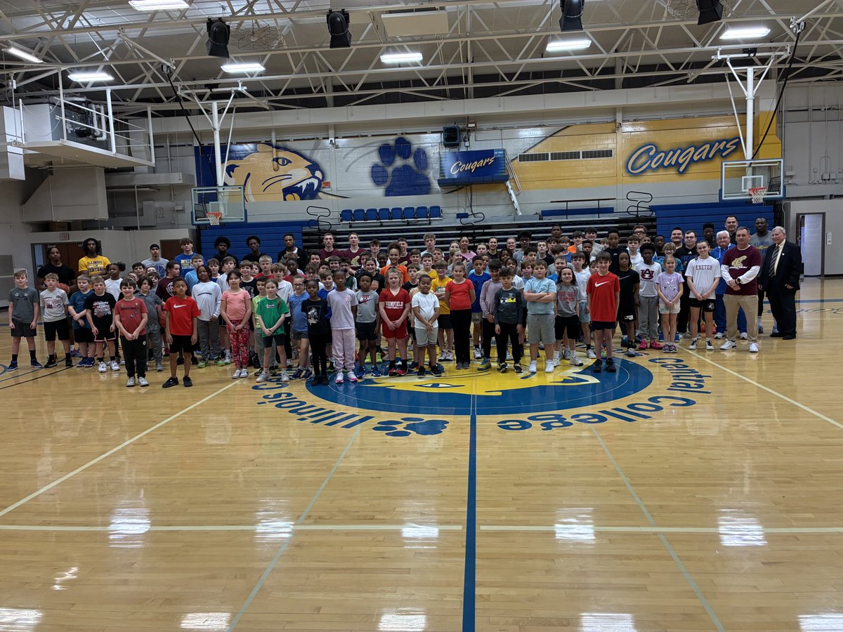 coachwilde's tweet photo. What amazing event today by the Kiwanis Peoria Downtown Early Birds! FREE youth clinic (90+ kids!) 3pt contest &amp; All-Star games for Area boys &amp; girls HS Sr. I got to rep Eureka College &amp; serve our community by helping run the clinic &amp; then Zoey got to participate as a Sr. 💪🏀👍 https://t.co/4DPQl70mqX