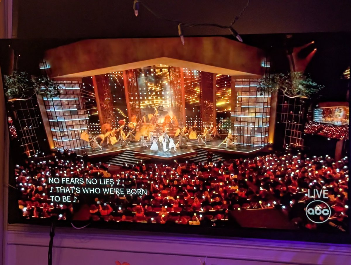 G__ape's tweet photo. BREAKING:
K-POP HAS INVADED THE OSCARS

#oscars #breakingnews #livenews #kpop #kpopdemonhunters https://t.co/QGxcLHBcTa