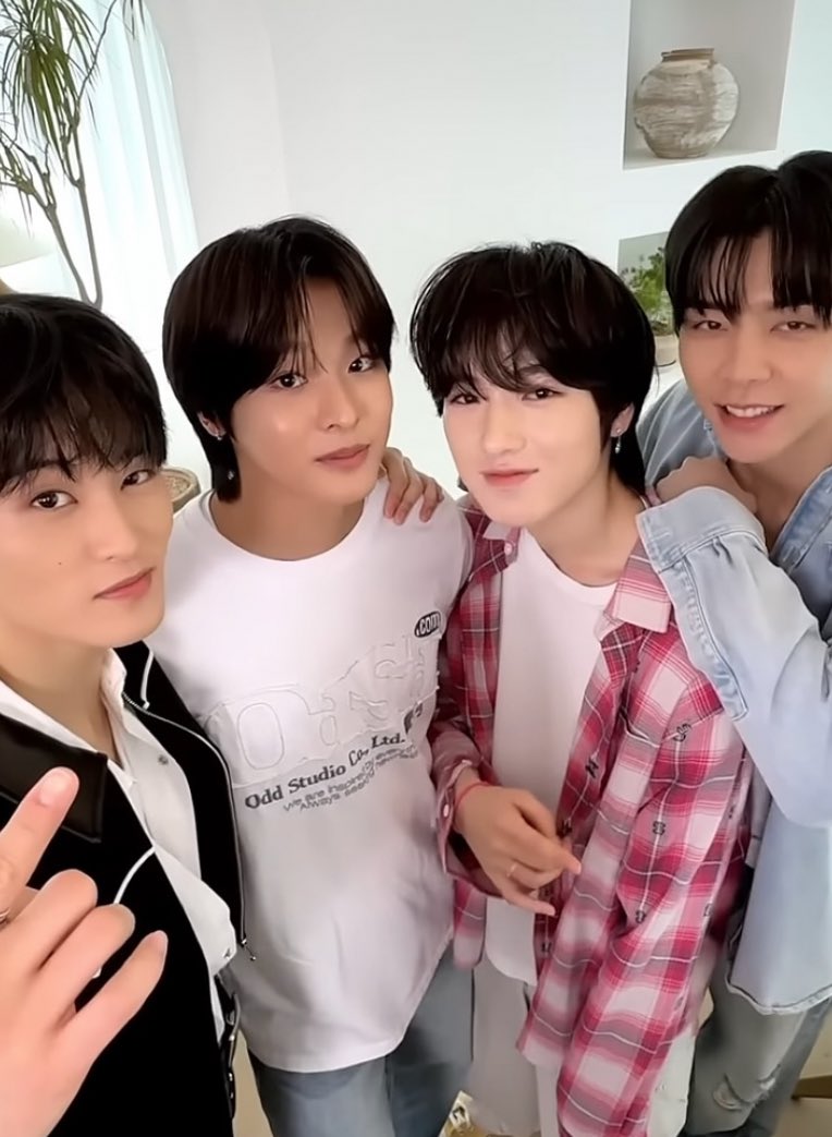 #광고
#RT이벤트   

NCT WISH ODSD 손민수 가능템 
나도 골라볼까.. 👀👀
 
오늘부터 시작된 오드 스튜디오 기획전❣

기간 3/16 (오전) 11:00 ~ 3/23 (오전)10:59 

당첨자 총 5명 옷 증정 👕
오드스튜디오 피그먼트 데미지 티셔츠  (8COLOR)

m.4910.kr/sqx102