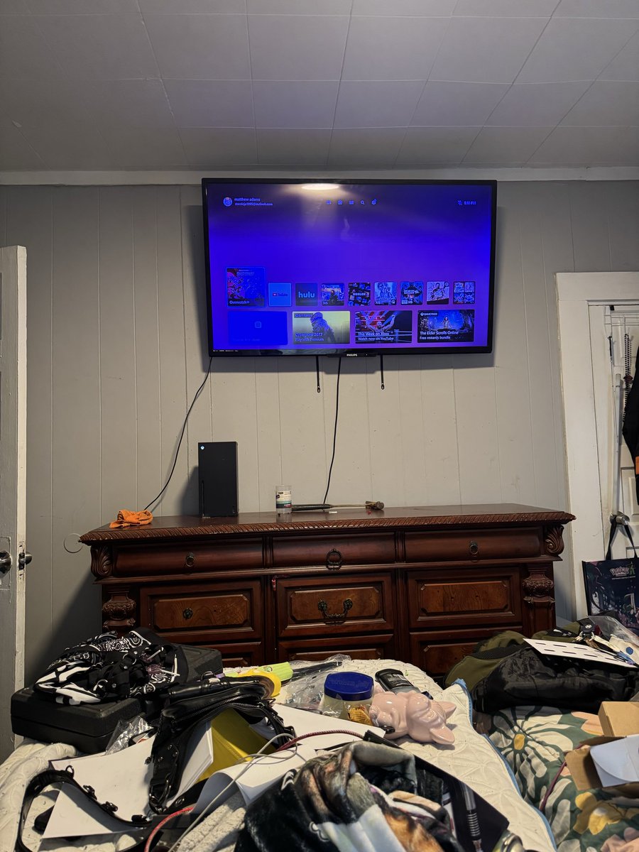 mmbakerbear's tweet photo. Put up the tv and then took a small break with my bubby. https://t.co/t4gVKnJhZk