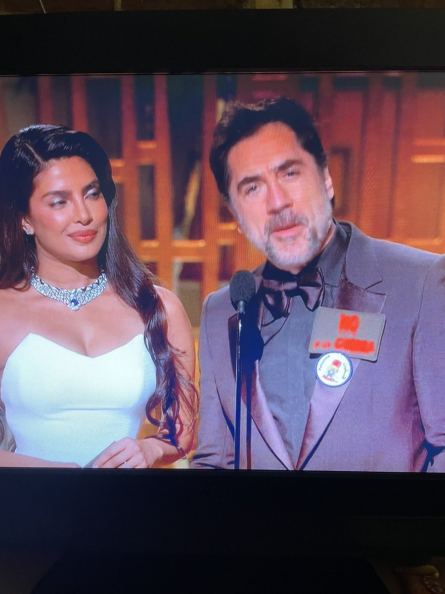 SaraJoRomero's tweet photo. No war. Javier Bardem. #oscars https://t.co/fiY6AgZyoA
