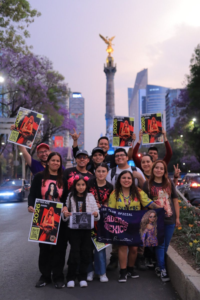 LasCaderasMex's tweet photo. 🐺✨ Hoy la manada de #LasCaderasMexico se hizo presente en CDMX 🇲🇽🔥 Votación masiva por Shakira al Rock & Roll Hall of Fame 🎸⭐️ ¡Cada voto cuenta! 🗳️
https://t.co/HRUiE88B0F
📱 #Shakira #LasCaderasMex #ShakifansUnidos #RockHall https://t.co/W4BlaA71n6