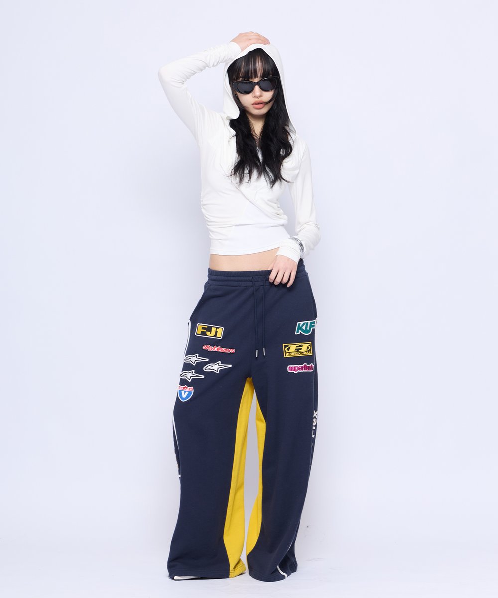 ACLENT_info's tweet photo. Motocross Sweatpants
¥16,500

フロントにモトクロスモチーフのワッペンやレザーパッチを贅沢に配したスウェットパンツ。
サイドラインと配色切り替えが縦のラインを強調し、スタイリングの主役になる一本に。 https://t.co/MyEiQOR6to
