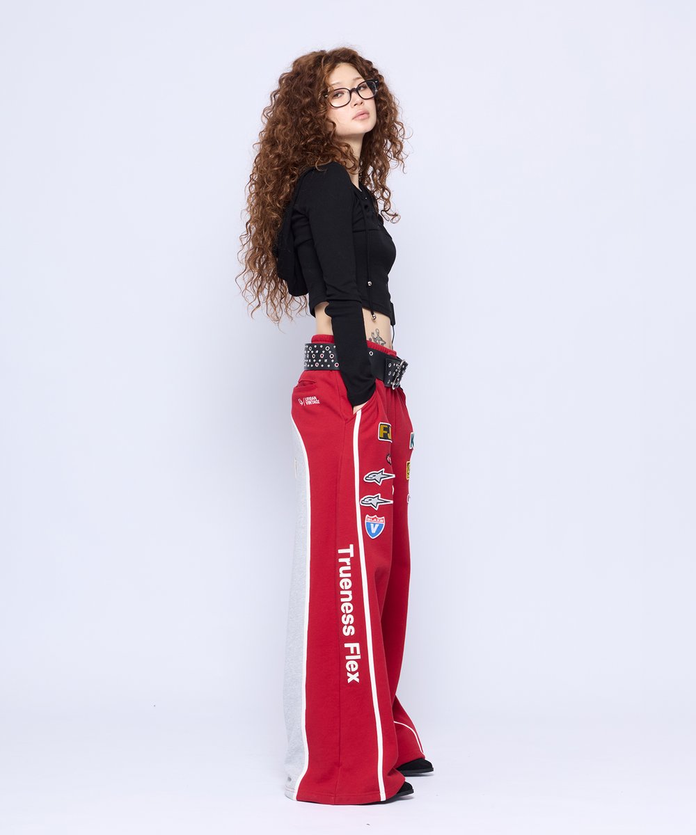 ACLENT_info's tweet photo. Motocross Sweatpants
¥16,500

フロントにモトクロスモチーフのワッペンやレザーパッチを贅沢に配したスウェットパンツ。
サイドラインと配色切り替えが縦のラインを強調し、スタイリングの主役になる一本に。 https://t.co/MyEiQOR6to