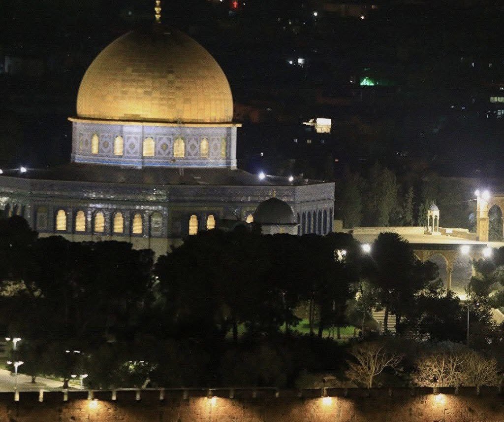 Mescid-i Aksâ, günlerdir cemaatsiz... 

İsrail işgal yönetimi, mevcut gerilimi bahane ederek Mescid-i Aksâ'yı kapalı tutmayı sürdürüyor.