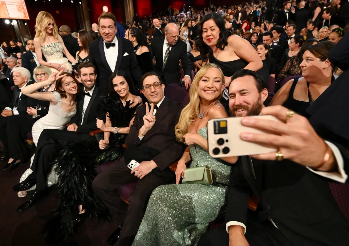 emilyjstone6's tweet photo. Emma Stone, Dave Mccary, Demi Moore, Kate Hudson and Danny Fujikawa taking a photo at the Oscars! https://t.co/1Zw5bZ5mEh