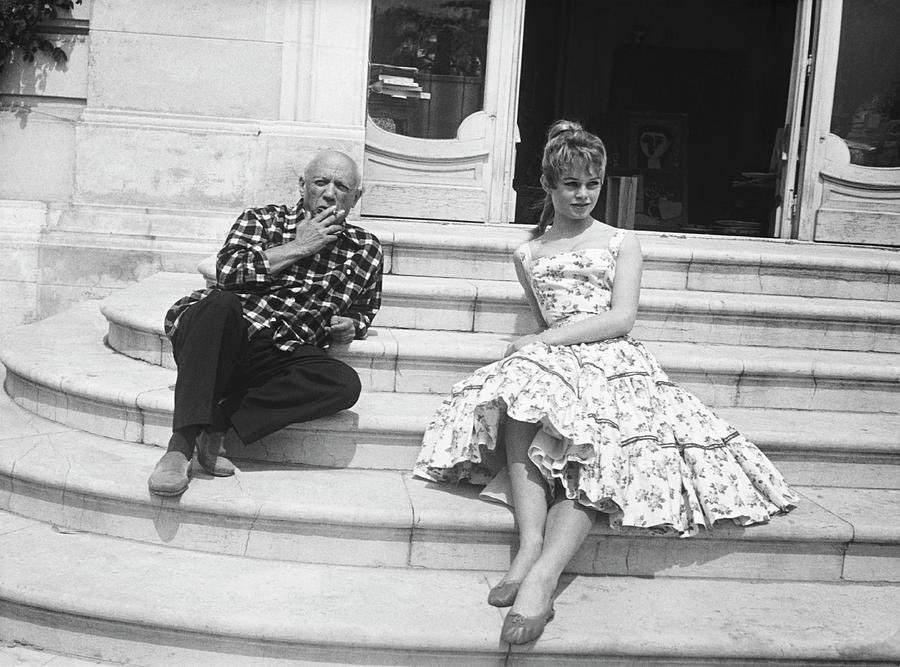 Brigitte Bardot y Pablo Picasso, viendo como los cancelan.