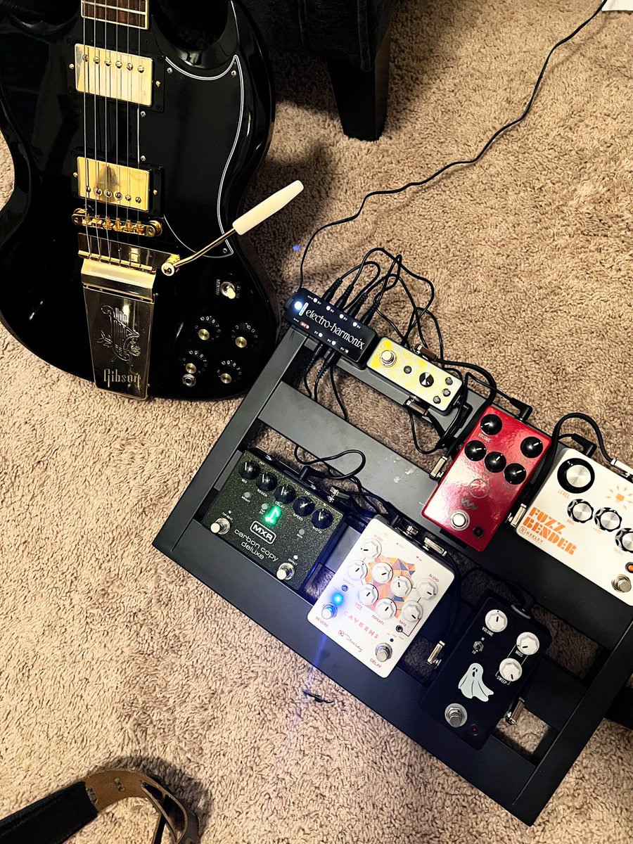 miradasurfs's tweet image. Pedalboard is finished for now
Dirty tones incoming 🤘 
#guitars #SG
