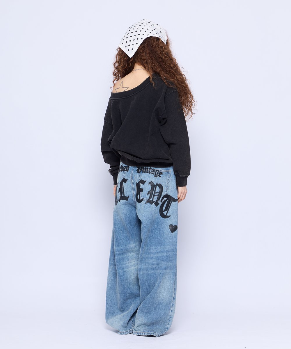 ACLENT_info's tweet photo. Back Logo Icon Denim
¥16,500

バックに大きくレザーパッチ風のロゴを施したデニムパンツ。
オールドイングリッシュ調のロゴに、さりげないハートモチーフを添えることで、強さと可���らしさのバランスを整えています。 https://t.co/dr0XfsByVM