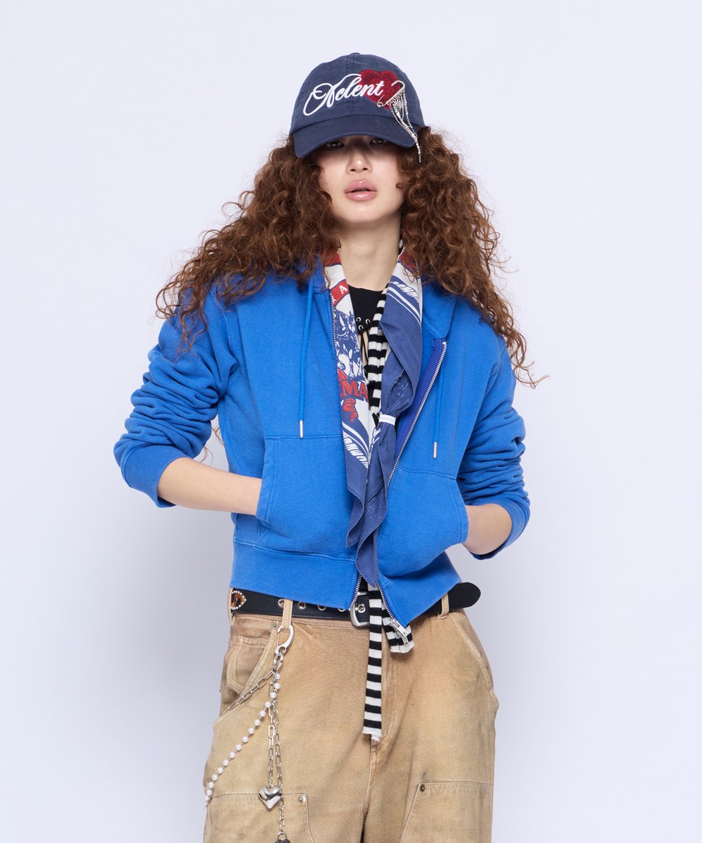 ACLENT_info's tweet photo. Compact Scarf Zip Hoodie
¥13,200

フードにオリジナル柄のバンダナを縫い付けたショート丈フーディ。
綿100％のしっかりとした生地を使用し、スカーフはフードから垂らす・結ぶなどアレンジが可能です。 https://t.co/KidjcM1gzC
