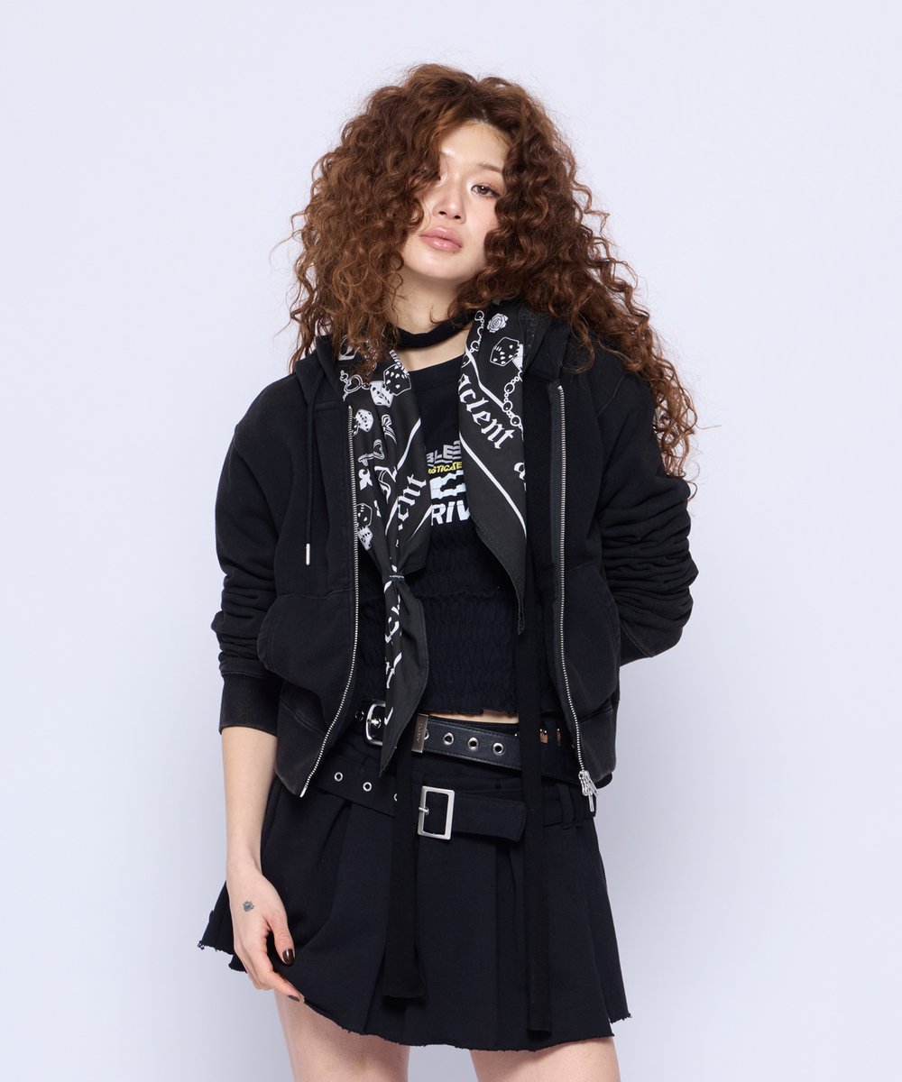 ACLENT_info's tweet photo. Compact Scarf Zip Hoodie
¥13,200

フードにオリジナル柄のバンダナを縫い付けたショート丈フーディ。
綿100％のしっかりとした生地を使用し、スカーフはフードから垂らす・結ぶなどアレンジが可能です。 https://t.co/KidjcM1gzC