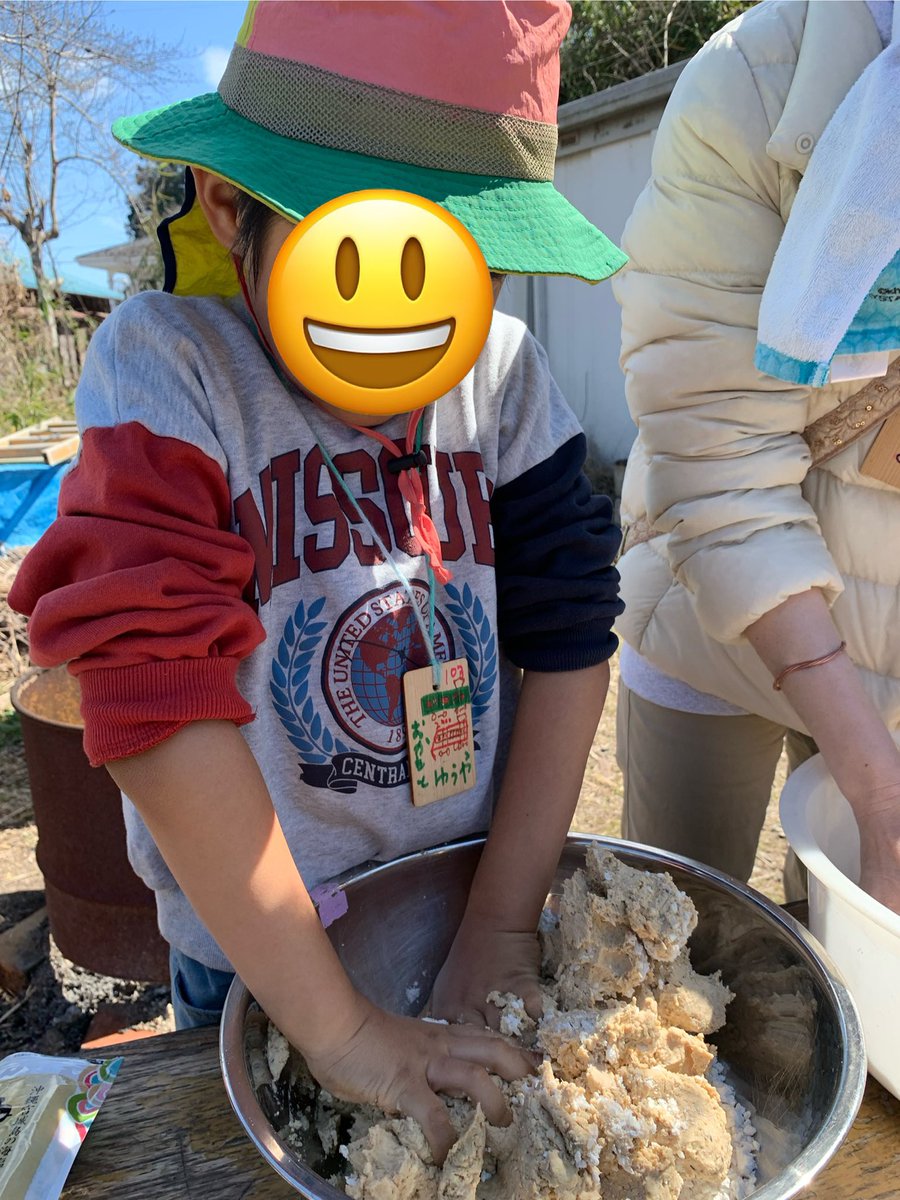 多摩の日出町に行き「味噌作り」の体験をしてきました。
大豆を機械でペースト状にし、麹と塩と一緒に混ぜて、空気を抜いて完成です🫘
これを3年間ぐらい寝かせます。
お昼ご飯は、3年前に作った味噌を使った料理を食べました😃❣️すごく美味しかったです✨✨
貴重な体験ができました😊👍
