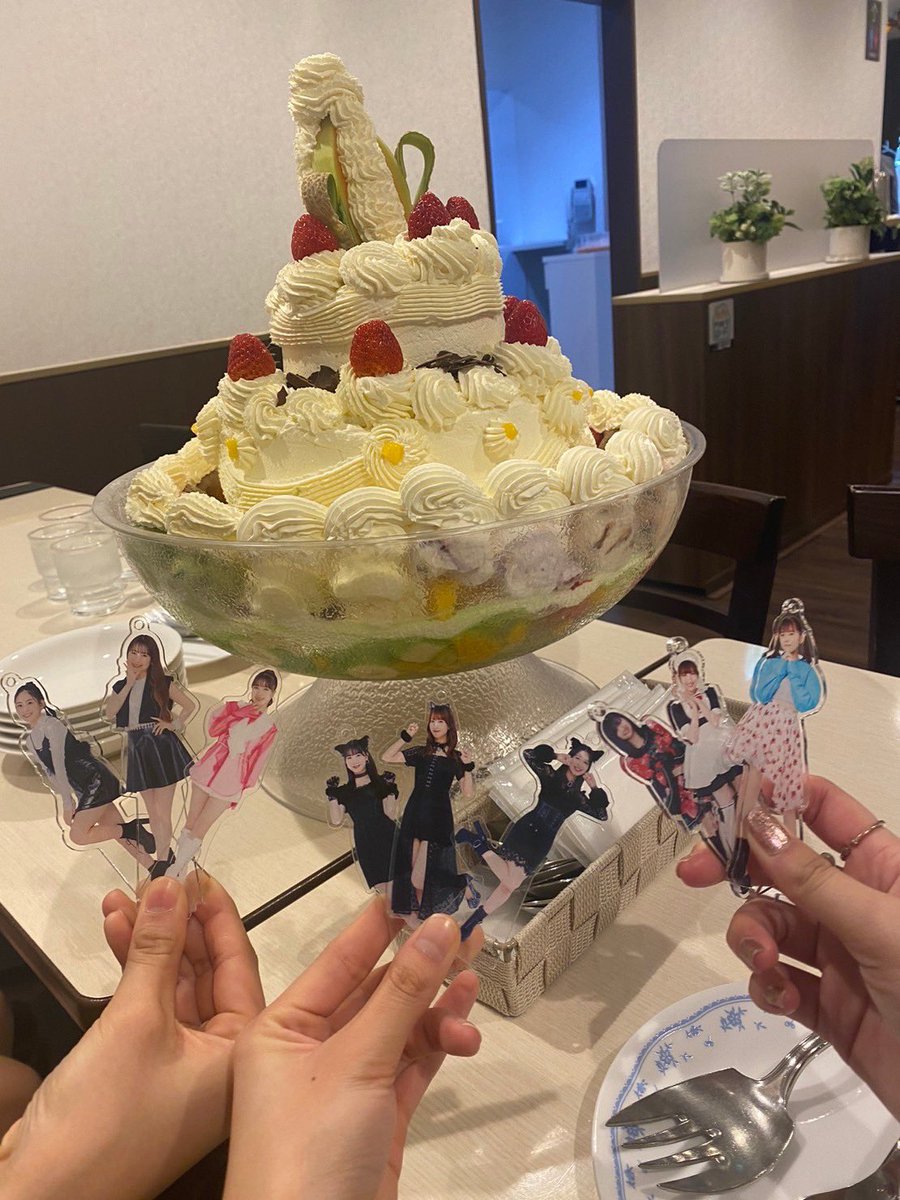 HKD_helloken's tweet photo. でっかいパフェに行こうって言い出しっぺなのはいっつも君だし🍓

モーニング娘。'23の『なんざんしょ そうざんしょ』の歌詞から着想を得て、雪印パーラーのデカすぎるパフェにみんなで挑戦しました🥄

こんな面白い思いつきが即イベントになるのもキタハロの魅力✨

キタハロが気になった方はDMまで！ https://t.co/VQRoRBgEnA