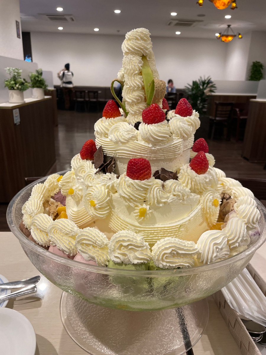 HKD_helloken's tweet photo. でっかいパフェに行こうって言い出しっぺなのはいっつも君だし🍓

モーニング娘。'23の『なんざんしょ そうざんしょ』の歌詞から着想を得て、雪印パーラーのデカすぎるパフェにみんなで挑戦しました🥄

こんな面白い思いつきが即イベントになるのもキタハロの魅力✨

キタハロが気になった方はDMまで！ https://t.co/VQRoRBgEnA