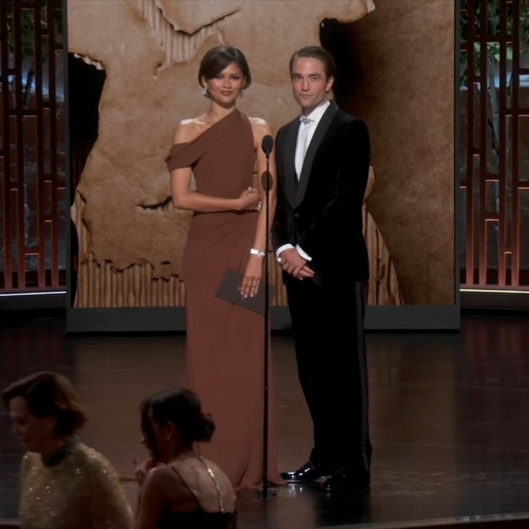 zendayabr's tweet photo. 📸 Zendaya e Robert Pattinson apresentando “Melhor Direção” no #Oscars. https://t.co/yfmUoR5IVT