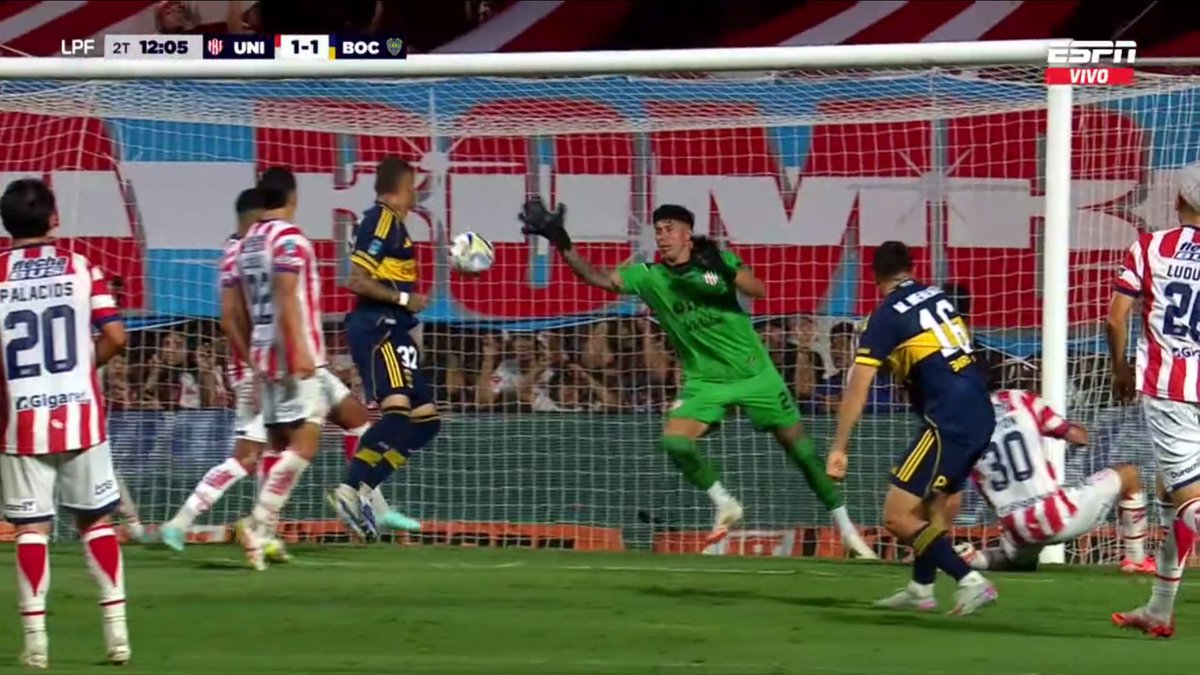 la12tuittera's tweet image. 57' GOL DE #BOCA! Centro de #Blanco, tijera de #Bareiro al PALO y #Merentiel puso el 1-1!