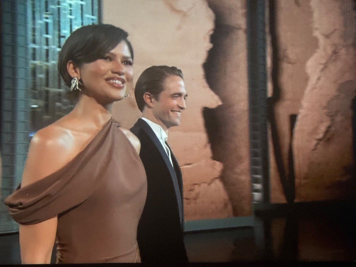 It was worth the wait! Zendaya made it to the Oscars as a surprise  PRESENTER 
#Oscars #zendaya