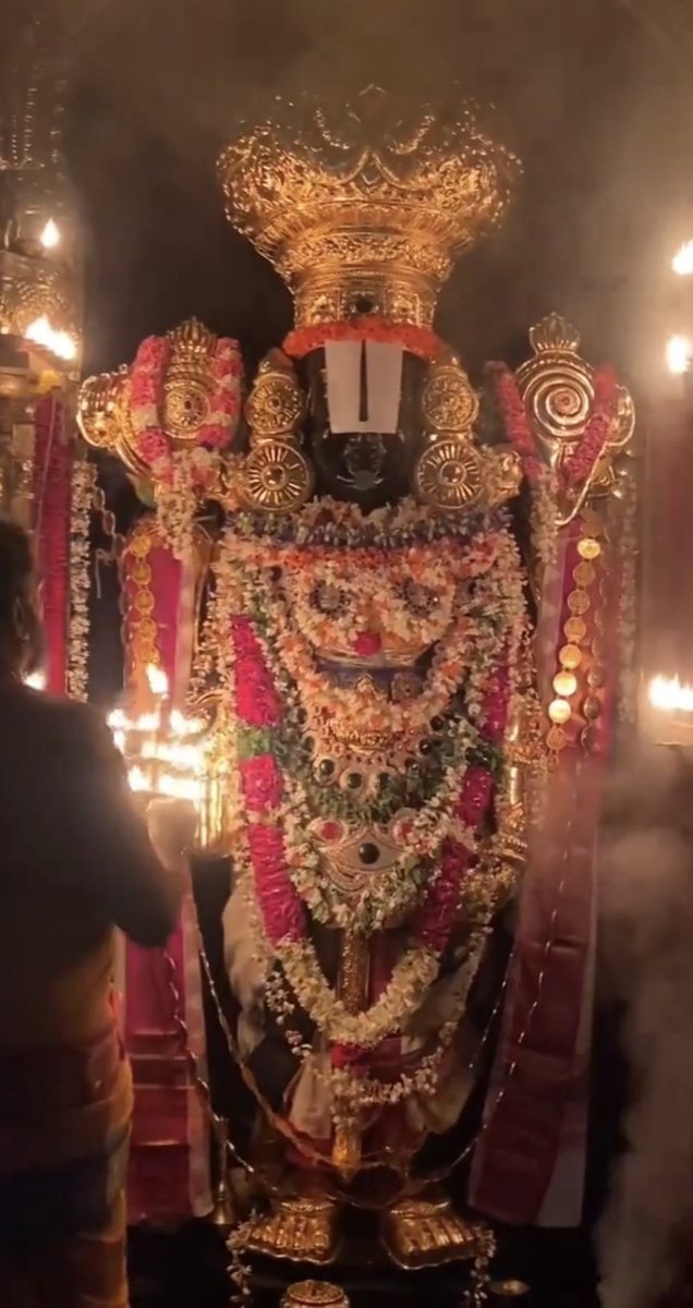 ratnakar273's tweet photo. “ध्रुवं कश्चित्सर्वं सकलमपरस्त्वद्ध वमिदम्,
      परोधौव्याध्रौव्ये जगति गदति व्यस्तविषये।
  समस्तेऽप्येतस्मिन्पुरमथन तैविस्मित इव,
      स्तुवज्ञ्जिद्देमि त्वां न खलु ननु धृष्टा मुखरता॥”

अर्थात्- 
हे त्रिपुरहंता ! इस संसार के बारे में विभिन्न विचारकों के भिन्न-भिन्न मत हैं। कोई इसे नित्य जानता है तो कोई इसे अनित्य समझता है। लोग जो भी कहें, आपके भक्त तो आपको हमेशा सत्य मानते है और आपकी भक्ति में आनंद पाते है। मैं भी उनका समर्थन करता हूँ, चाहे किसी को मेरा ये कहना धृष्टता लगे, मुझे उसकी परवाह नहीं।