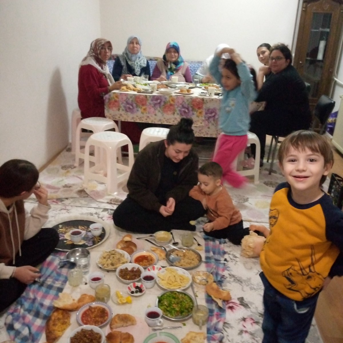AyeGray7's tweet photo. İpekeeller koopratifimizde iftar yemeği Allah kabul etsin https://t.co/8i1QumoVMB