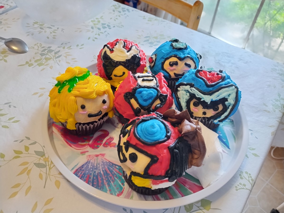 1987_Zero's tweet image. My mom and sister made these wonderful Mega Man cupcakes for me while I was gone on retreat, inspired by the amazing design of @q_x481 🥹 🥰 Thank you so much q_x!
They look so good and it was a big surprise!! I felt bad eating Proto Man 🤣 But he was so cute.
#MegaMan #cupcake